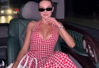 Melis Sezen’in derin dekolteli ekoseli elbisesi çok beğenildi! Pozlara beğeni yağdı