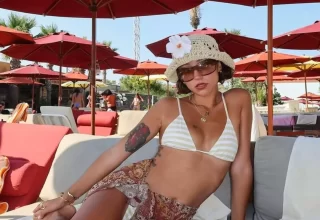 Zeynep Bastık bikinisiyle sere serpe uzanıp poz verdi
