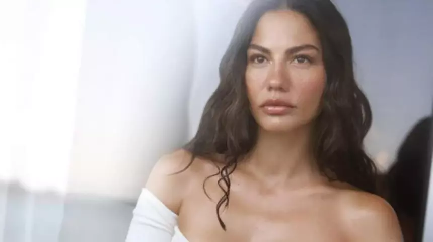 Demet Özdemir bornozlu pozlarıyla sosyal medyayı salladı! Beğeni butonu çöktü