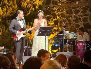 Cengiz Orhonlu gitar caldi esi Sitare Akbas sahnede sarkilar soylediler 1