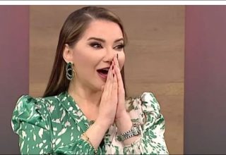 Esra Ezmeci’ye ilginç soru: “Sevgilimin fetişi varmış, altı parmağımı görünce ayrıldı”