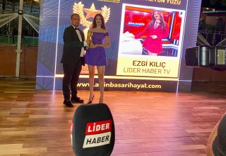 Ezgi Kılıç’tan Göz Dolduran Başarı: Altın Başarı Ödül Töreni’nin Parlayan İsmi Oldu!