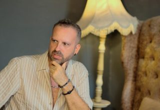 Müzikonair CEO’su Özcan Beylan’dan Ters Köşe!  “Bas Git” ile Müzik Kariyerine İlk Adımını Attı!..