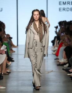 1756803668 DEFILE 18
