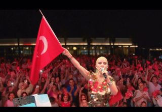 4 bin Türk bayrağı dağıtıldı