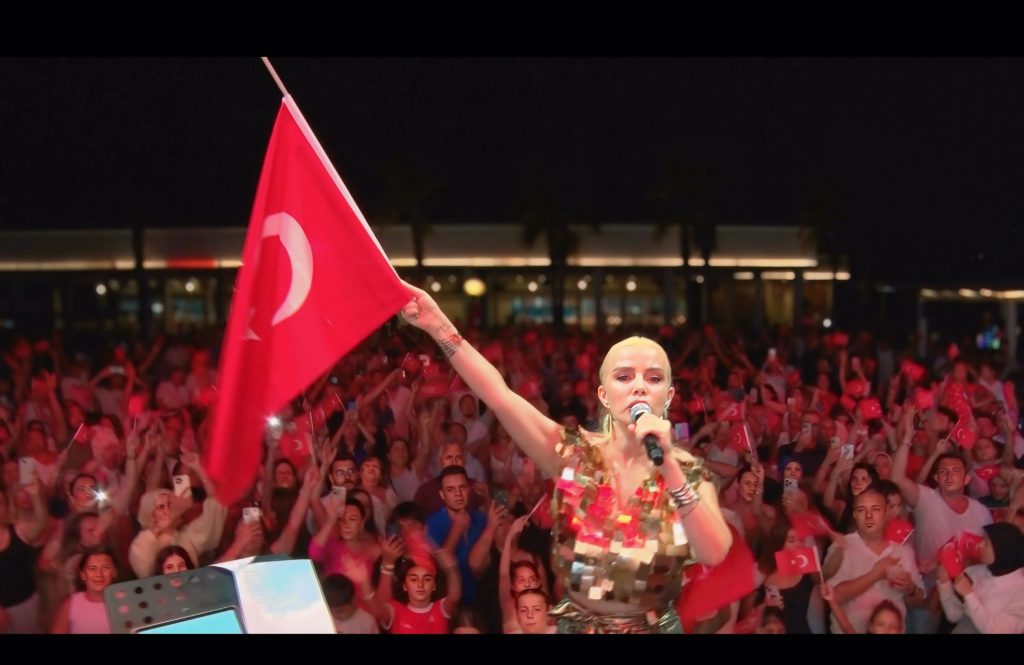 4 bin Türk bayrağı dağıtıldı