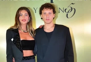 Edis Berrak Tüzünataç’ı öpücüklere boğdu!