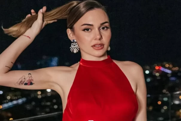 Berfu Yenenler sosyal medya hesabından ‘Benimki’ diyerek mutlu anlarını paylaştı