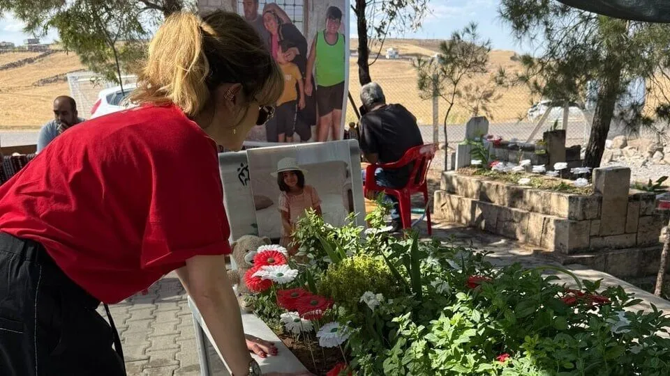 Gonca Vuslateri, Narin’in mezarında gözyaşlarını tutamadı!