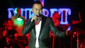 Sahnede zor anlar yaşadı!