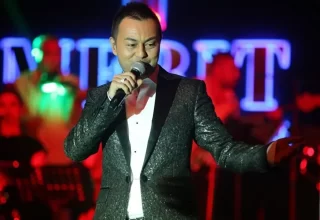 Sahnede zor anlar yaşadı!