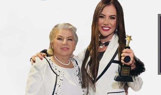 Geceye Damga Vurdu! Yelda Başaran Ödülünü Annesine Verdi