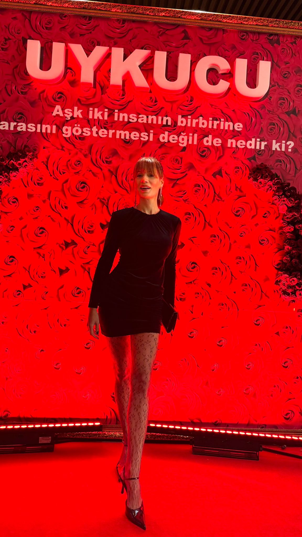 Ayça Varlıer, Hem Oyunculuğuyla Hem Stil Şıklığıyla Konuşuldu