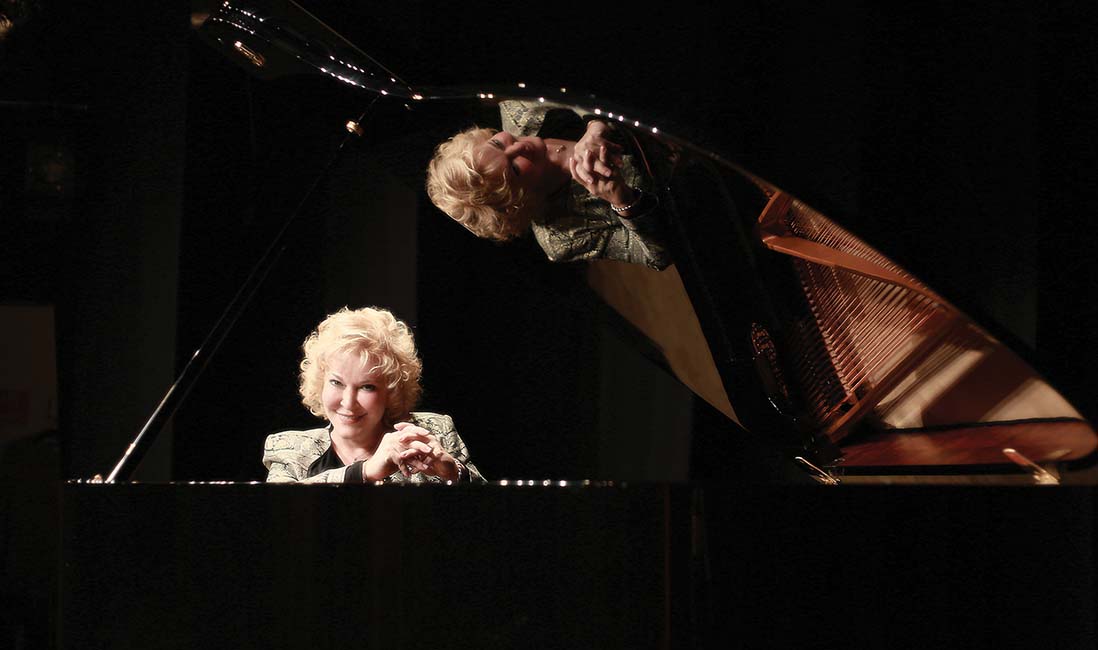 “Cumhuriyet; bireye sesini duyurma, yaratıcılığını özgürce ifade etme ve evrensel değerlerle buluşma fırsatı sunar.” 5 1761654330 Gulsin Onay 1 copy