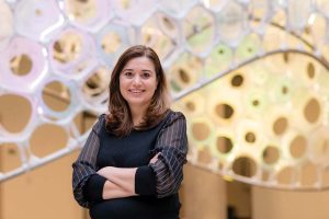 “Cumhuriyet; bireye sesini duyurma, yaratıcılığını özgürce ifade etme ve evrensel değerlerle buluşma fırsatı sunar.” 8 1761654342 Ece Kamar 1