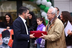 “BELEDİYE BAŞKANININ GÖREVİ KENTTE YAŞAYANLARI MUTLU ETMEK” 11 2025 10 28 Sosyal Yardim Cigdem Emekli Kampusu Acilisi 19