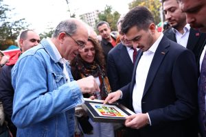 “BELEDİYE BAŞKANININ GÖREVİ KENTTE YAŞAYANLARI MUTLU ETMEK” 15 2025 10 28 Sosyal Yardim Cigdem Emekli Kampusu Acilisi 26