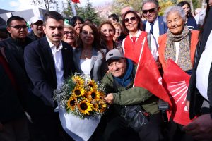 “BELEDİYE BAŞKANININ GÖREVİ KENTTE YAŞAYANLARI MUTLU ETMEK” 18 2025 10 28 Sosyal Yardim Cigdem Emekli Kampusu Acilisi 28