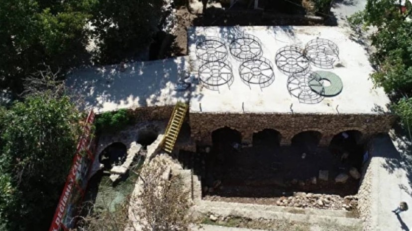 Temizlik Yaparken Tarihi Hazineye Rastladı: 1500 Yıllık Mozaik ve Yazıt Bulundu