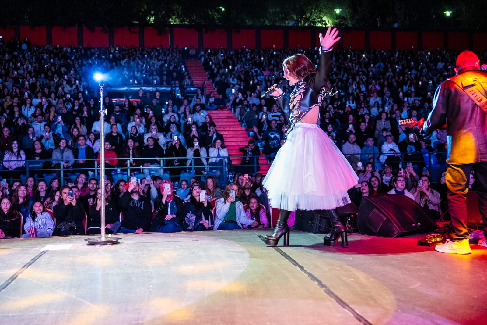 Nil Karaibrahimgil’den Ankara Oran Açıkhava’da Işıltılı Bir Gece
