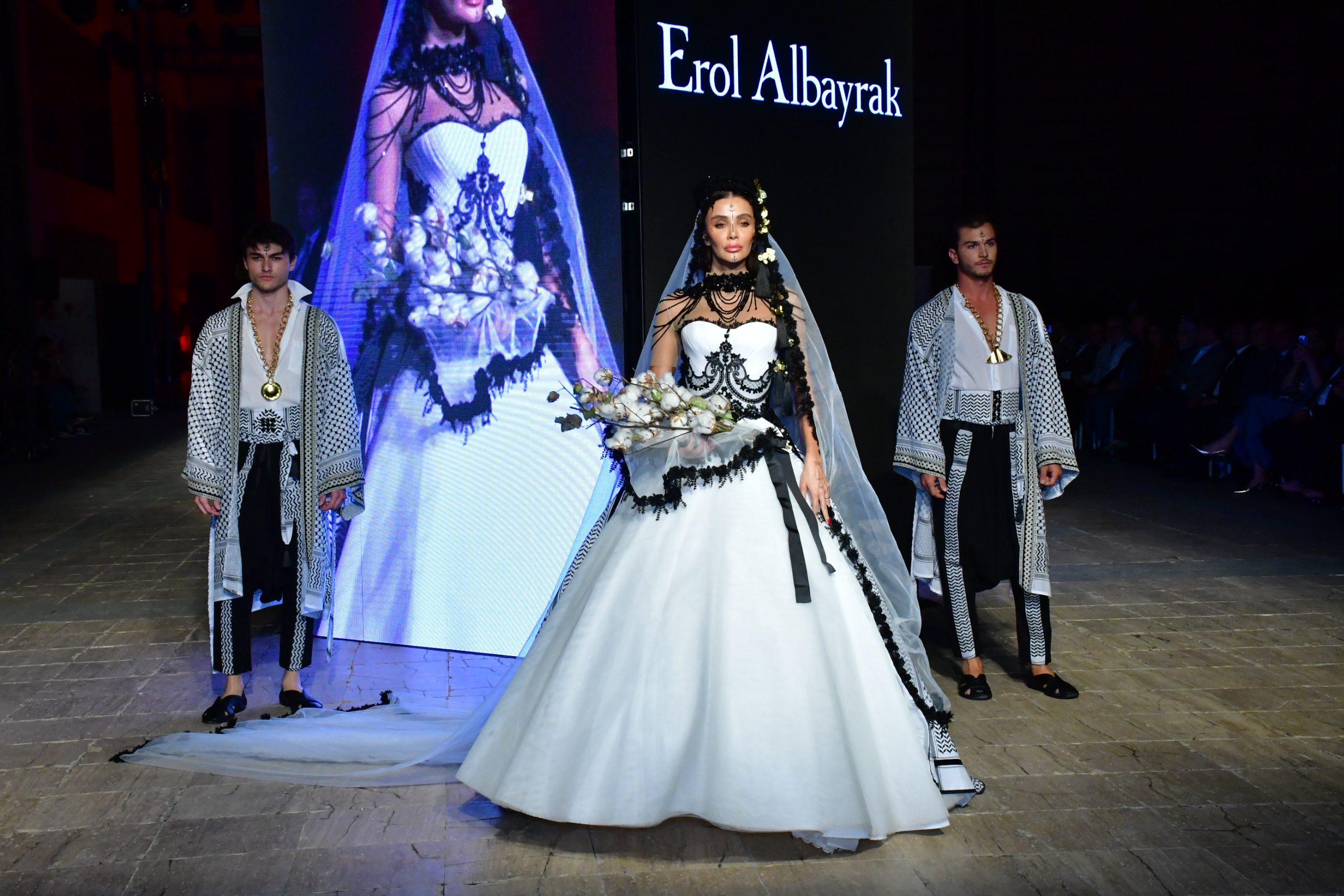 ÖZGE ULUSOY URFA’DA GELİN KOLEKSİYONUYLA EKRANLARIN KARŞISINDA