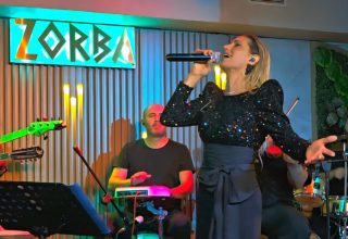 Zorba Taverna’da Binlerce tabak havada uçuştu