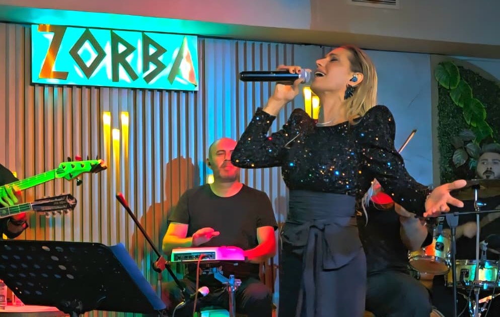 Zorba Taverna’da Binlerce tabak havada uçuştu