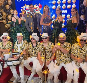 BAKIR BEHRAM GIZEM OZDILLI. BANDO EKIBI VE DANSCILARJPG