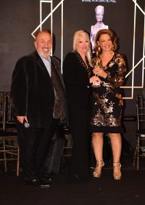 Bronz Ataturk heykelini ise Kadriye Olgar Haciko dernegi yararina satin aldi.