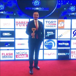 Özgür Kökdemir’e “Yılın En İyi Çıkış Yapan Erkek Oyuncu” Ödülü 3 IMG 7366