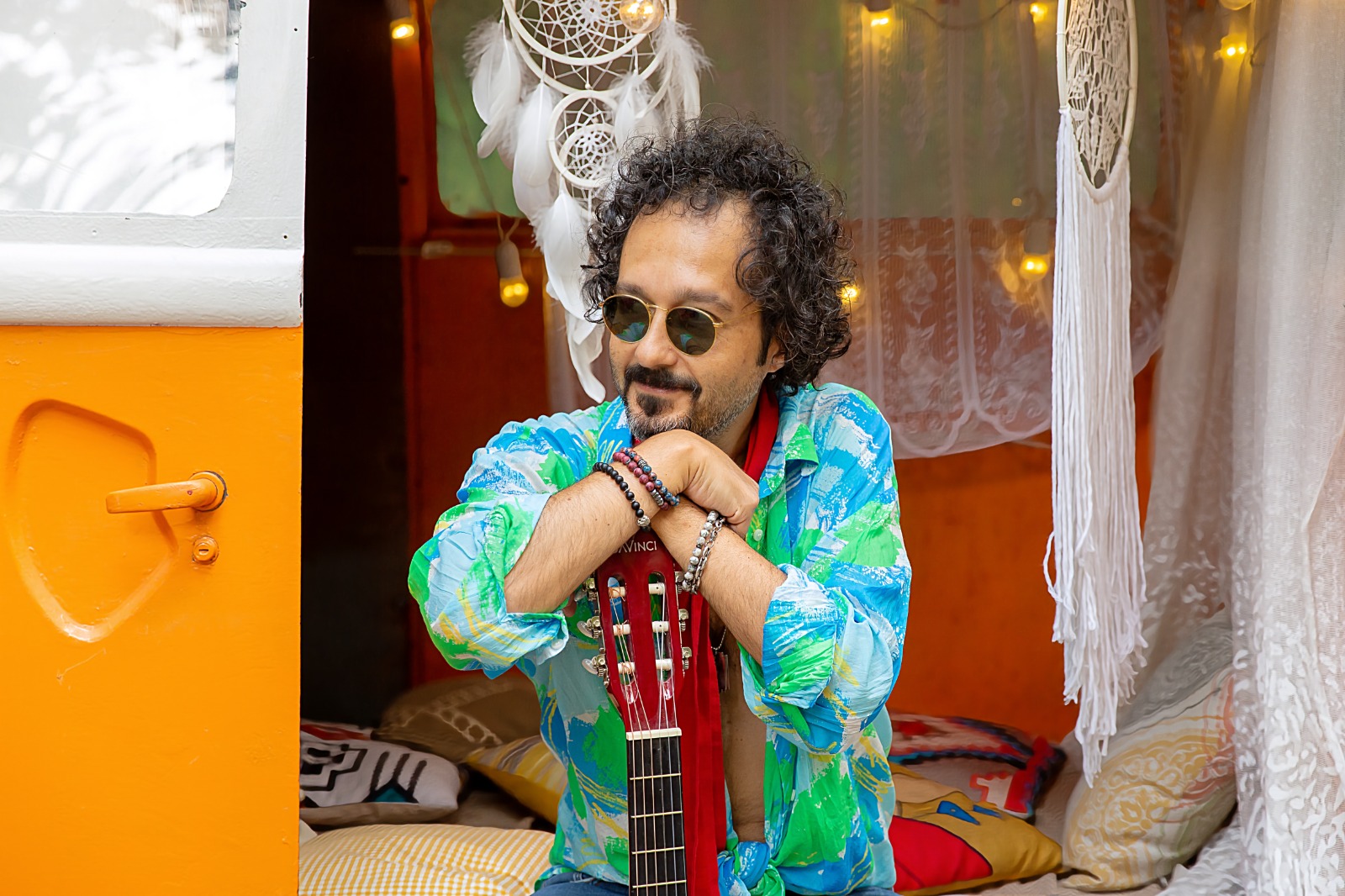 26 YIL SONRA GELEN TUTKU: TOLGA ERÇAL’DAN “SAKIN VAZGEÇME” ALBÜMÜ