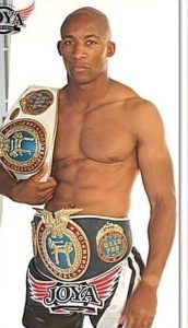 Hollywood yıldızı “25. Yıl İnternet Medyası Ödülleri” için Türkiye'de 19 unlu kick boks sampiyonu Redouan Cairo