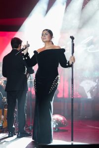 Sibel Can, izleyicilere hem görsel hem işitsel bir şölen yaşattı... 11 1765067556 image00005