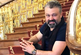 Ali Eşitmez Başarısına Başarı Katıyor: “Yılın En İyi Klip Yönetmeni” Ödülü ile Zirveyi Koruyor