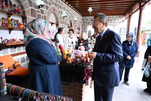 Kadınların satış yaptığı pazar, vatandaşların büyük beğenisini topluyor…